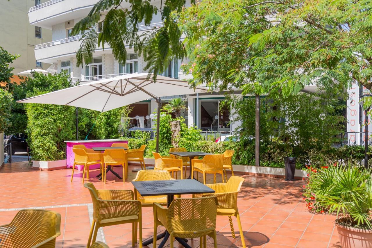 Hotel Plaza Con Piscina Cattolica Exterior foto