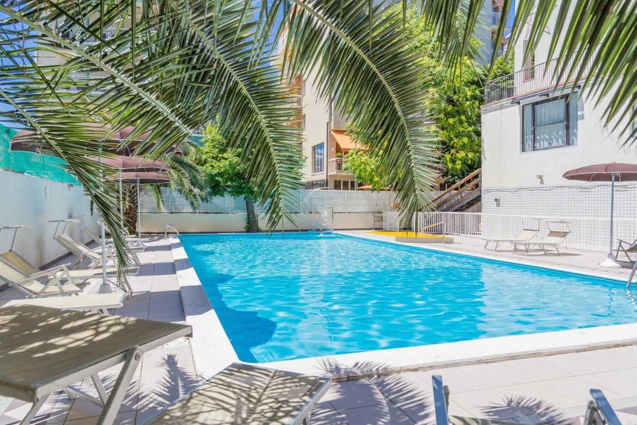 Hotel Plaza Con Piscina Cattolica Exterior foto