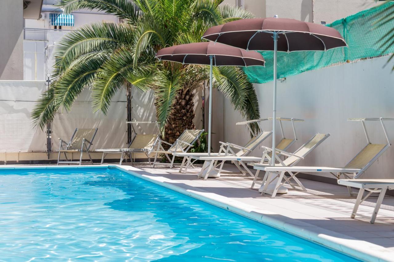 Hotel Plaza Con Piscina Cattolica Exterior foto